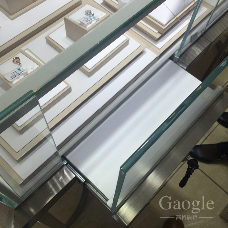 ZURI蘇瑞珠寶展柜