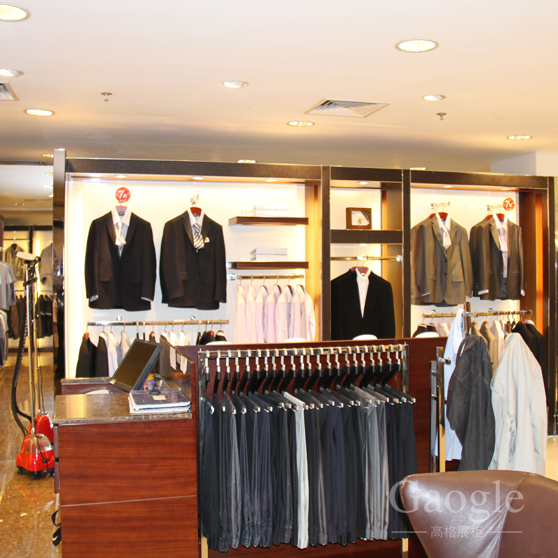 依文男裝展柜
