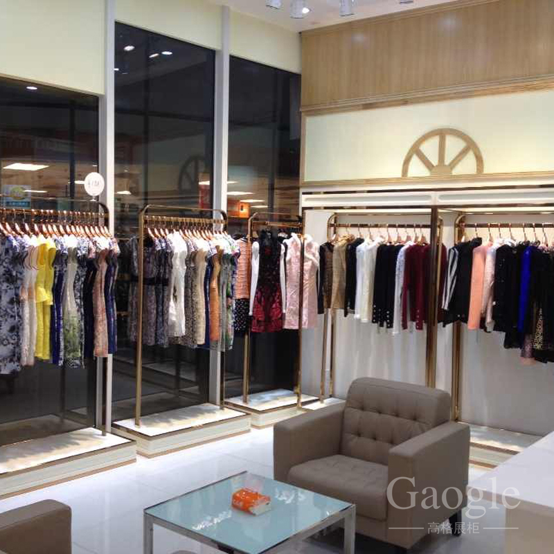 �L(f��ng)ɫ���AŮ�bչ��